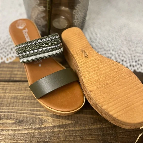 3/$35 ❣️NWOT❣️ 👡 🍃 Toscanella Olive and Tan Wedge Sandals - Picture 2 of 2